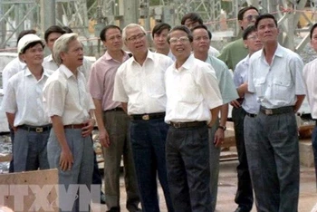 Chiều 12/7/1994, Thủ tướng Võ Văn Kiệt và Phó Thủ tướng Trần Đức Lương đến thăm và kiểm tra hoạt động của trạm biến áp 500 KV đường dây cao thế Bắc-Nam ở cầu Đò, Đà Nẵng. (Ảnh: Minh Đạo/TTXVN) 