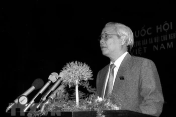Đồng chí Võ Văn Kiệt phát biểu trước Quốc hội sau khi được bầu làm Thủ tướng Chính phủ ngày 23/9/1992 tại kỳ họp thứ nhất Quốc hội khóa IX. (Ảnh: Xuân Tuân/TTXVN) 