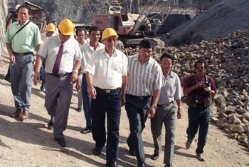 Sáng 14/11/1993, Thủ tướng Võ Văn Kiệt đến thăm và làm việc tại công trường xây dựng Nhà máy thủy điện Thác Mơ (Sông Bé). (Ảnh: Minh Đạo/TTXVN)