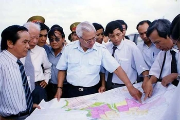 Thủ tướng Võ Văn Kiệt xem xét quy hoạch tổng thể xây dựng thành phố Vạn Tường, huyện Bình Sơn (Quảng Ngãi) phục vụ dự án xây dựng nhà máy lọc Dung Quất (tháng 7/1995). (Ảnh: VNE/TTXVN) 