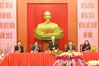 Tổng Bí thư Nguyễn Phú Trọng cùng các đồng chí lãnh đạo Đảng, Nhà nước dự chúc Tết. (Ảnh: ĐĂNG KHOA) 