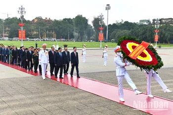 [Ảnh] Lãnh đạo Đảng, Nhà nước vào Lăng viếng Chủ tịch Hồ Chí Minh