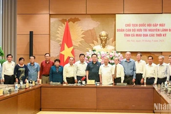 Chủ tịch Quốc hội Vương Đình Huệ chụp ảnh lưu niệm với các đại biểu dự cuộc gặp mặt. (Ảnh: Duy Linh)