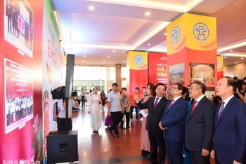 Thủ tướng Phạm Minh Chính và các đại biểu tham quan triển lãm.