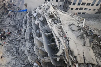 Tòa nhà bị phá hủy sau cuộc oanh tạc của máy bay Israel xuống thành phố Gaza ngày 8/10. (Ảnh: AFP/TTXVN)