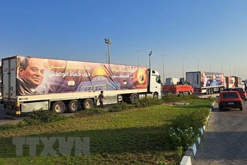 Đoàn xe tải chở hàng viện trợ từ Ai Cập cho Dải Gaza trên đường hướng tới cửa khẩu Rafah, ngày 16/10/2023. (Ảnh: AFP/TTXVN)