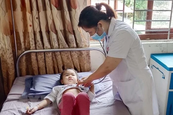 Học sinh mầm non nghi ngộ độc thực phẩm được điều trị tại Trung tâm Y tế huyện Văn Quan (tỉnh Lạng Sơn). (Ảnh: TTXVN phát)