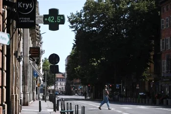 Nhiệt kế ngoài trời chỉ mức nhiệt 42,5°C tại Toulouse, miền nam nước Pháp, ngày 17/7/2022. (Ảnh: AFP/TTXVN)