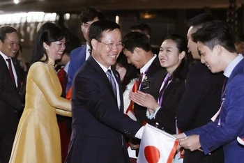 Tối 26/11 (giờ địa phương), Chủ tịch nước Võ Văn Thưởng và Phu nhân cùng Đoàn đại biểu Cấp cao Việt Nam đã tới thủ đô Tokyo, bắt đầu chuyến thăm chính thức Nhật Bản. (Ảnh: Thống Nhất – TTXVN)