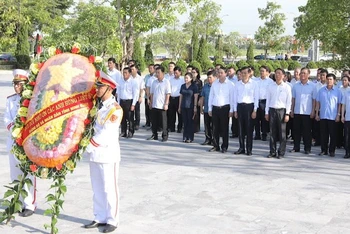 Đoàn đại biểu Đảng bộ, chính quyền, lực lượng vũ trang và nhân dân tỉnh Ninh Bình dâng hương tại Đài tưởng niệm liệt sĩ tỉnh Ninh Bình. (Ảnh: MINH QUANG)