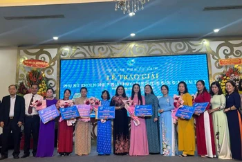 Ban Tổ chức trao giải cho các ý tưởng, dự án phụ nữ khởi nghiệp đoạt giải tại cuộc thi.
