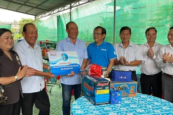 Nguyên Phó Thủ tướng Thường trực Chính phủ Trương Hòa Bình cùng lãnh đạo địa phương tặng quà cho ngư dân.