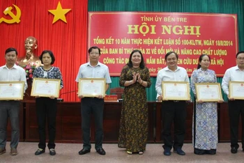 Phó Bí thư Thường trực Tỉnh ủy Bến Tre Hồ Thị Hoàng Yến trao Bằng khen cho các tập thể đạt thành tích xuất sắc.