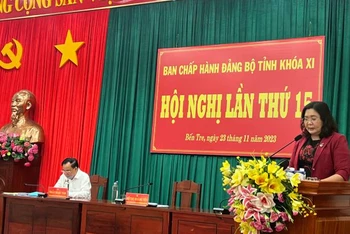 Phó Bí thư Thường trực Tỉnh ủy Hồ Thị Hoàng Yến phát biểu tại hội nghị.