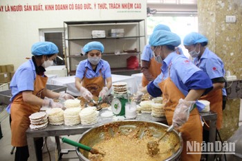 Cơ sở sản xuất kẹo cu đơ Phong Nga (huyện Thạch Hà) huy động nhân lực, tăng ca để đáp ứng nhu cầu thị trường dịp Tết.