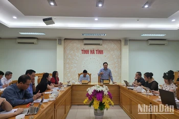 Đồng chí Phan Văn Hùng, Phó Tổng Biên tập Báo Nhân Dân tiếp thu các kiến nghị, ý tưởng nghệ thuật của đại biểu dự buổi làm việc.