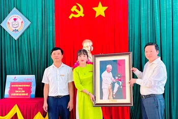 Phó Thủ tướng Trần Hồng Hà tặng quà cho Ban giám hiệu Trường Tiểu học Sơn Châu.