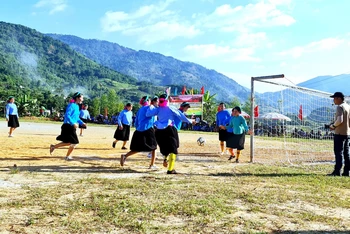 Giải bóng đá nữ các xã của huyện Bình Liêu được tổ chức hằng năm thu hút đông đảo người dân và du khách đến cổ vũ.