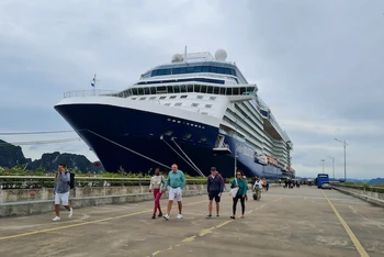 Siêu du thuyền Celebrity Solstice (quốc tịch Malta) đưa khách quốc tế đến Hạ Long trong sáng 13/11.