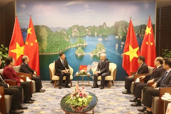 Đoàn đại biểu đại diện lãnh đạo Chính hiệp Toàn quốc Trung Quốc chào xã giao đồng chí Đỗ Văn Chiến, Bí thư Trung ương Đảng, Chủ tịch Ủy ban Trung ương Mặt trận Tổ quốc Việt Nam.
