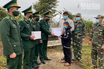 Bộ đội Biên phòng Sơn La tặng quà, học bổng cho con nuôi biên phòng là học sinh nước bạn Lào.