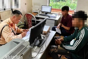 Đội Cảnh sát giao thông-trật tự, Công an huyện Sông Mã làm việc với đại diện gia đình và C.V.K.