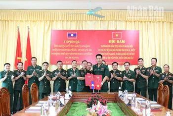 Đại diện lãnh đạo Bộ đội Biên phòng tỉnh Sơn La và Bộ Chỉ huy quân sự tỉnh Houaphanh ký biên bản ghi nhớ.