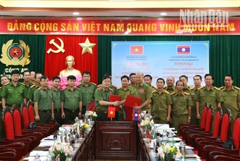Công an tỉnh Sơn La và Công an tỉnh Louangphabang, nước bạn Lào ký kết biên bản ghi nhớ hợp tác bảo đảm an ninh trật tự năm 2024. (Ảnh: Cao Thiên)