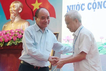 Chủ tịch nước Nguyễn Xuân Phúc tặng quà cán bộ hưu trí.