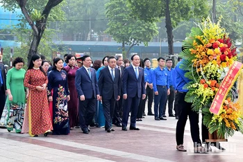 Đoàn đại biểu thành phố Hà Nội đặt hoa tưởng niệm tại tượng đài V. I. Lênin.