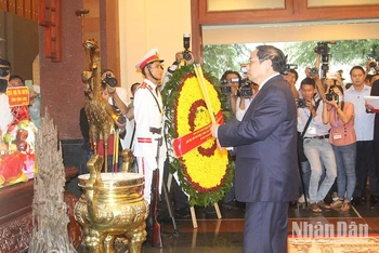 Thủ tướng Phạm Minh Chính cùng Đoàn lãnh đạo, nguyên lãnh đạo Đảng, Nhà nước dâng hương tại Khu lưu niệm Thủ tướng Võ Văn Kiệt. 