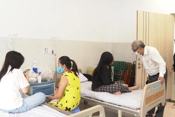 Lãnh đạo nhà trường thăm hỏi học sinh khi đang điều trị tại bệnh viện (Ảnh: NGỌC HÒA)