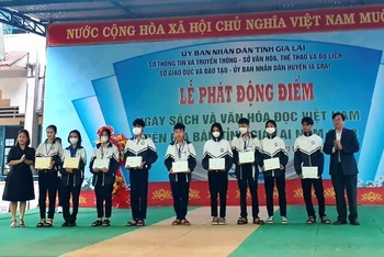 Trao quà khuyến đọc cho học sinh Trường THPT Phạm Văn Đồng. 