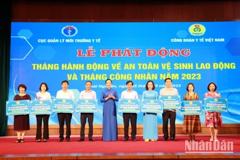 Chủ tịch Công đoàn Y tế Việt Nam Phạm Thanh Bình trao quà tới các khối thi đua, gửi tới đoàn viên có hoàn cảnh khó khăn nhân dịp Tháng Công nhân.