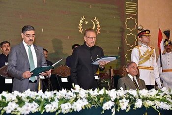 Thủ tướng tạm quyền của Pakistan Anwaar-ul-Haq Kakar (trái) tại lễ tuyên thệ nhậm chức ở Islamabad ngày 14/8/2023. (Ảnh: AFP/TTXVN)