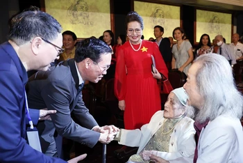 Chủ tịch nước Võ Văn Thưởng thăm hỏi bà Nghiêm Thúy Băng, vợ của Nhạc sĩ Văn Cao. 