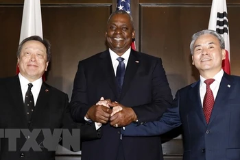 Bộ trưởng Quốc phòng Hàn Quốc Lee Jong-sup (phải) trong cuộc gặp 3 bên với người đồng cấp Mỹ Lloyd Austin (giữa) và Bộ trưởng Quốc phòng Nhật Bản Yasukazu Hamada, bên lề diễn đàn an ninh Đối thoại Shangri-La tại Singapore, ngày 3/6/2023. (Ảnh: YONHAP/TTXVN)