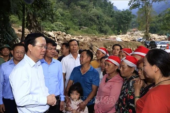 Chủ tịch nước Võ Văn Thưởng thăm hỏi, động viên nhân dân xã Liên Minh, thị xã Sa Pa, tỉnh Lào Cai. (Ảnh: TTXVN)