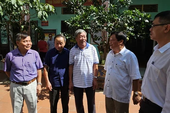 Phó Bí thư thường trực Đảng ủy phường Phú Sơn trao đổi với chi ủy, các đảng viên chi bộ Tổ dân phố Phú Thọ 1.