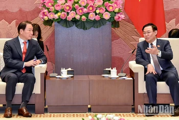 Chủ tịch Quốc hội Vương Đình Huệ và Chủ tịch Tập đoàn SK Chey Tae Won tại buổi tiếp. (Ảnh Duy Linh)