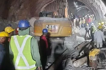 Một phần của đường hầm bị sập vào sáng 12/11, tại bang Uttarakhand, miền bắc Ấn Độ. (Nguồn: hindustantimes/TTXVN)