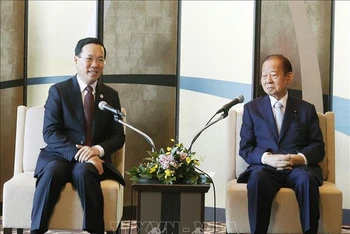 Chủ tịch nước Võ Văn Thưởng và ông Nikai Toshihiro, Chủ tịch Liên minh Nghị sĩ Hữu nghị Nhật Bản-Việt Nam. (Ảnh: TTXVN)