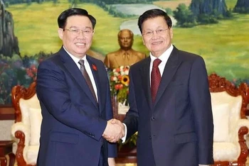 Chủ tịch Quốc hội Vương Đình Huệ hội kiến Tổng Bí thư, Chủ tịch nước Lào Thongloun Sisoulith. (Ảnh: TTXVN)