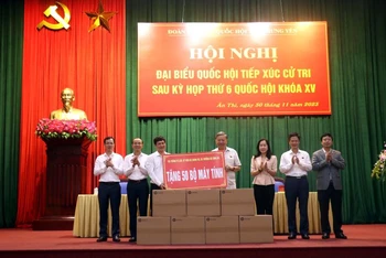 Bộ trưởng Công an Tô Lâm đã tặng 50 bộ máy vi tính cho các trường học trên địa bàn huyện Ân Thi.