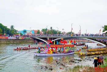 Những chiếc cầu là khán đài chật cứng người đến cổ vũ cho lễ hội đua thuyền truyền thống mừng Tết Độc lập. 
