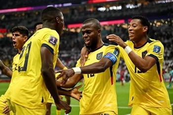 Đội trưởng Valencia ghi cú đúp giúp Ecuador có 3 điểm đầu tiên tại World Cup 2022. 
