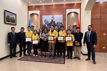 Những kỳ thủ trẻ Việt Nam giành chiến thắng trong Giải Cờ vua Hữu nghị lần thứ nhất giữa Việt Nam và Azerbaijan. (Ảnh: Ban Tổ chức)