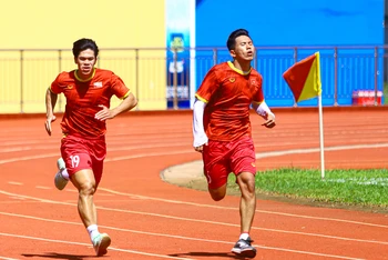 Để nâng cao thể lực cho các cầu thủ, các bài tập chủ yếu được thực hiện tại sân vận động với các nội dung về tốc độ và sức bền. (Ảnh: VFF)