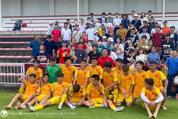U17 Việt Nam giao lưu và chụp ảnh lưu niệm với các kiều bào sau trận đấu với U18 Honda FC. (Ảnh: VFF)