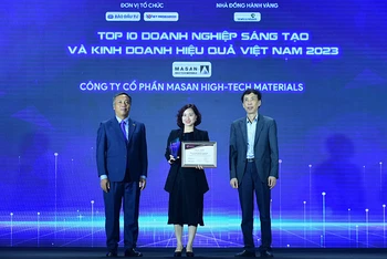 Đại diện MHT nhận chứng nhận và Cup Top 10 Doanh nghiệp kinh doanh hiệu quả và đổi mới sáng tạo Việt Nam 2023.